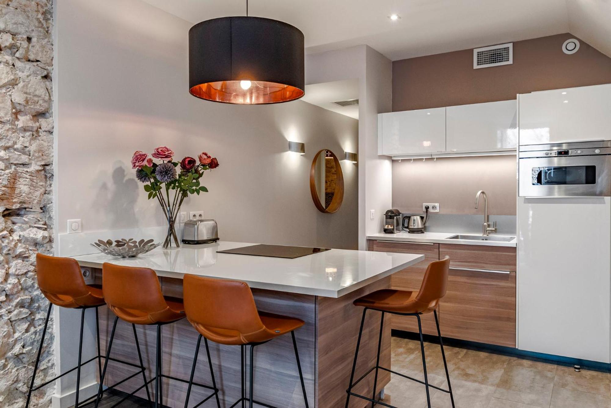 Luxury Family 2Br - Prime Location, Walk To Beach & Shopping, Sunny Balcony - Totolulu Cannes Hoche Luaran gambar