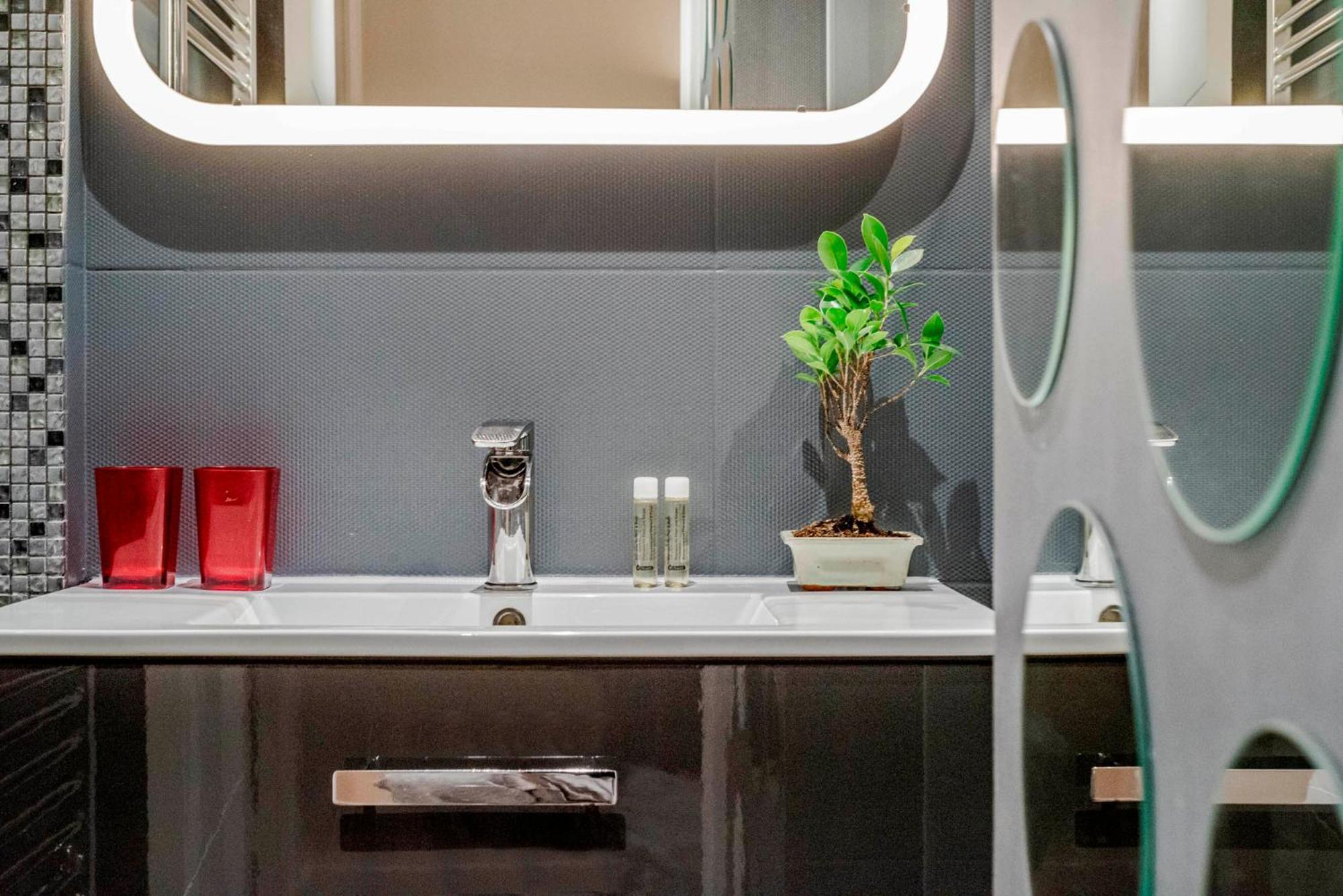 Luxury Family 2Br - Prime Location, Walk To Beach & Shopping, Sunny Balcony - Totolulu Cannes Hoche Luaran gambar